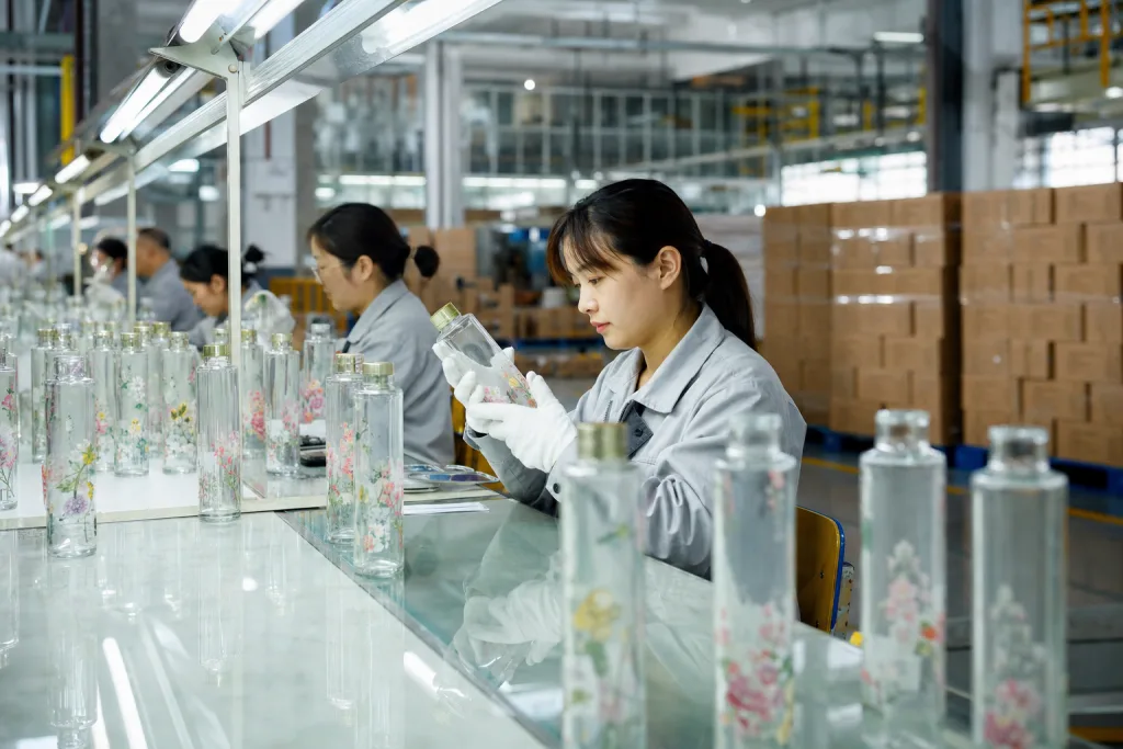 Best Custom Glass Bottle Buyer Guide for B2B Drinkware Orders